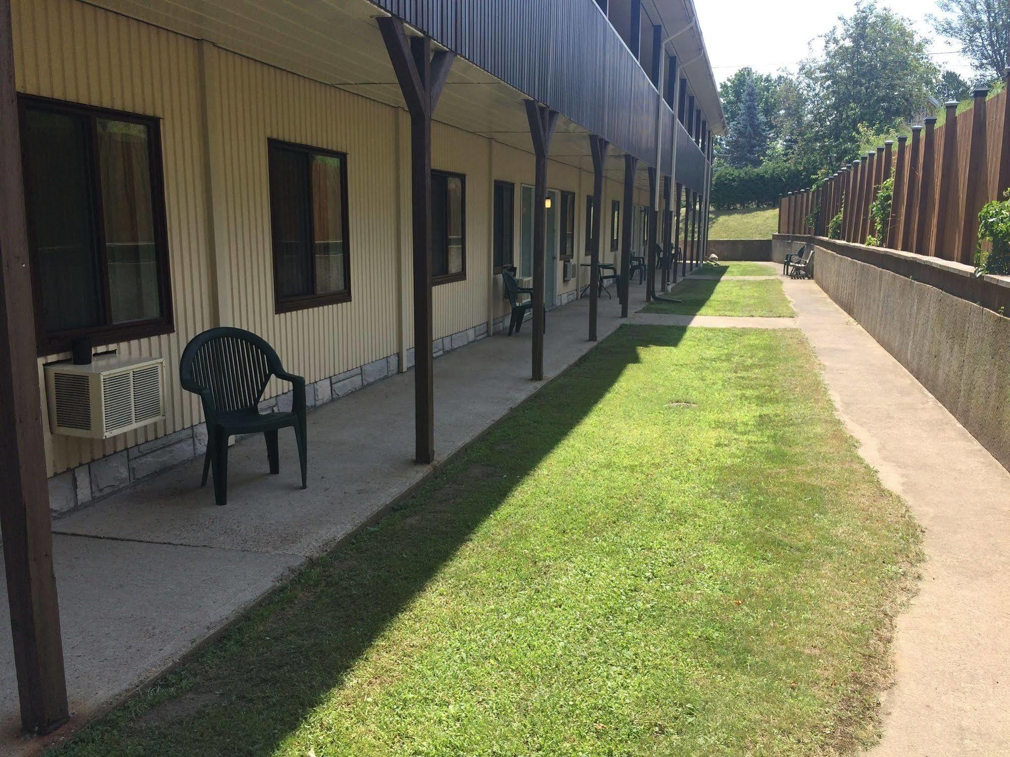 Shemron Suites Hotel Deep River Exterior foto